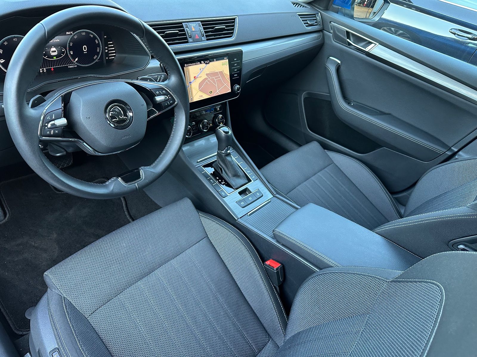 Fahrzeugabbildung SKODA Superb Combi 2.0 TDI DSG Style NAV+LED