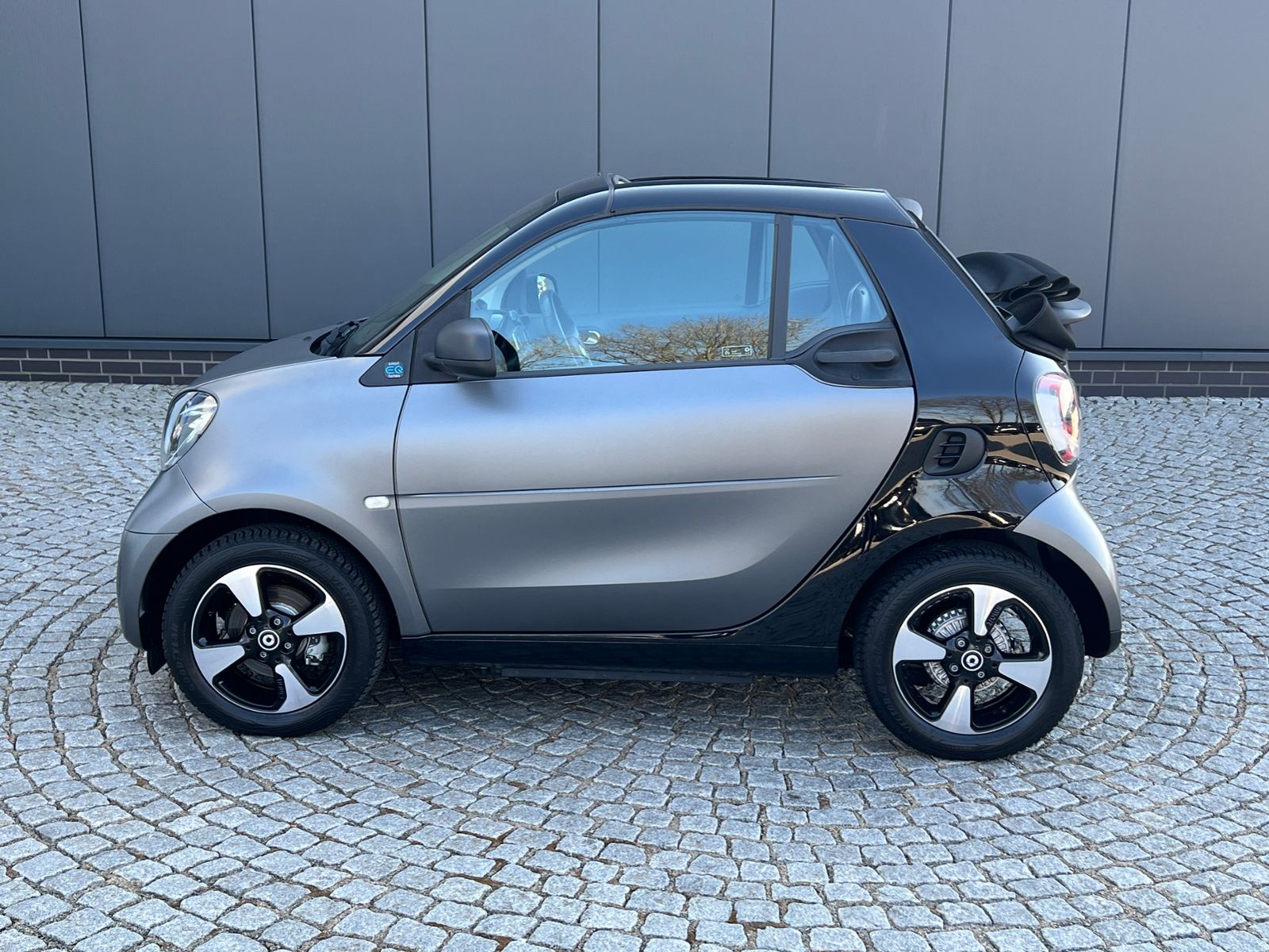 Fahrzeugabbildung Smart fortwo cabrio electric drive EQ *Navi, SHZ, PDC