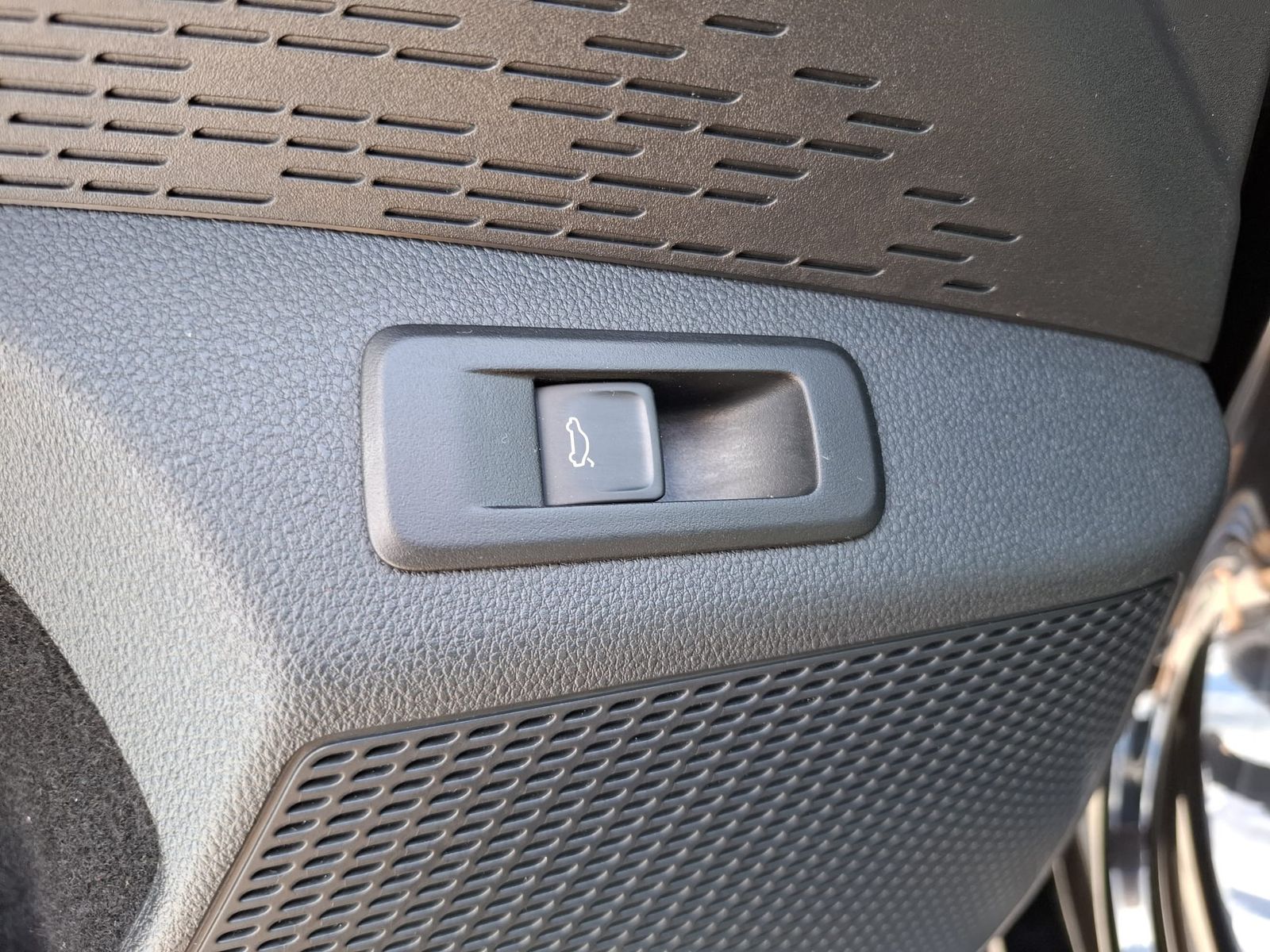 Fahrzeugabbildung SKODA Octavia 1.5 eTSI DSG Selection LED*AHK*5J-Gar.