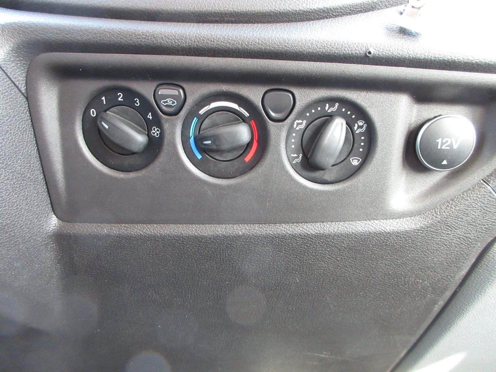 Fahrzeugabbildung Ford Transit Pritsche 350 L4 DoKa/AHK 3,5 to/7-Sitz