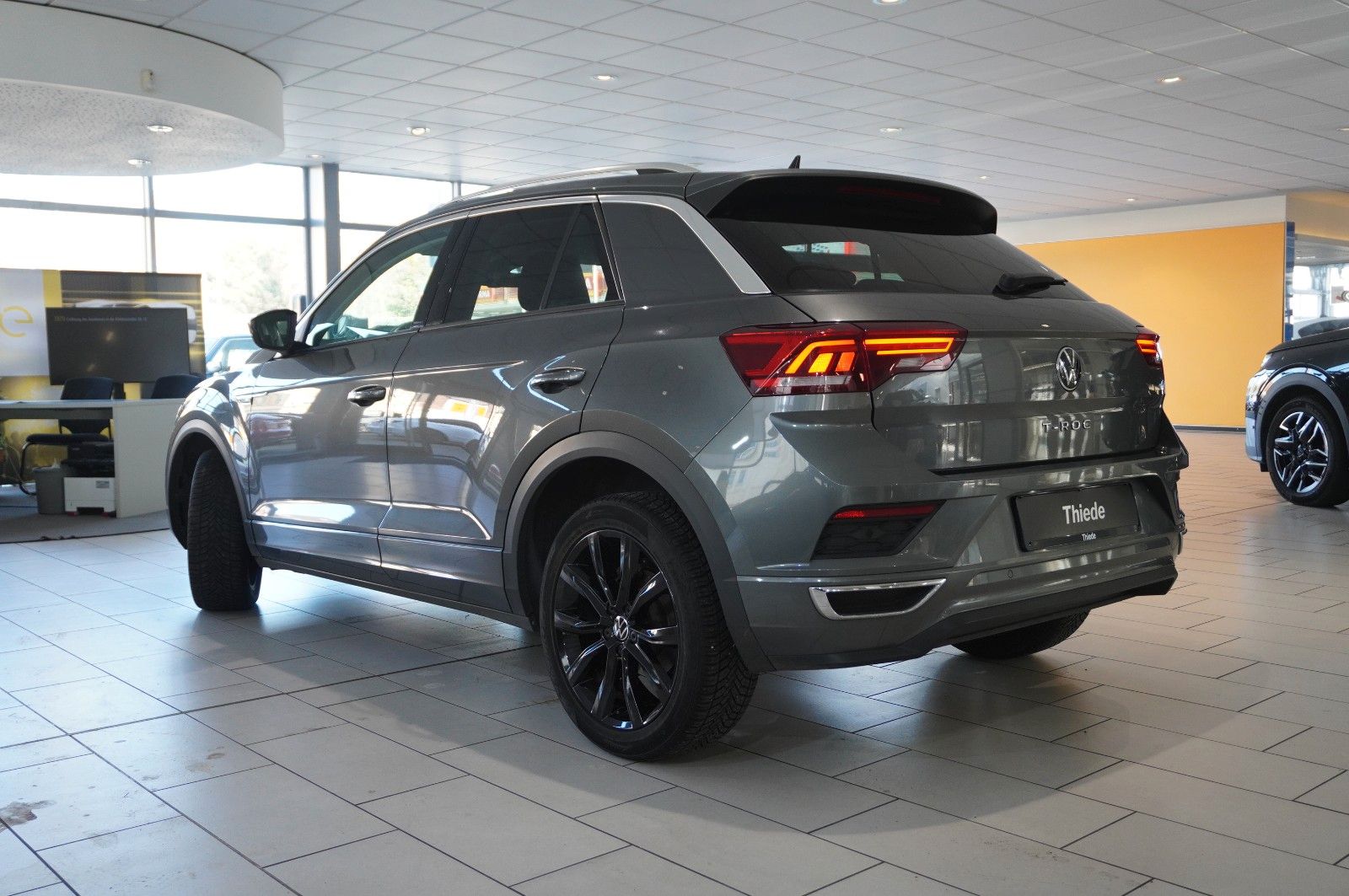 Fahrzeugabbildung Volkswagen T-Roc 1.5 TSI R-LINE SPORT NAVI/LED/KAMERA/VIRT.