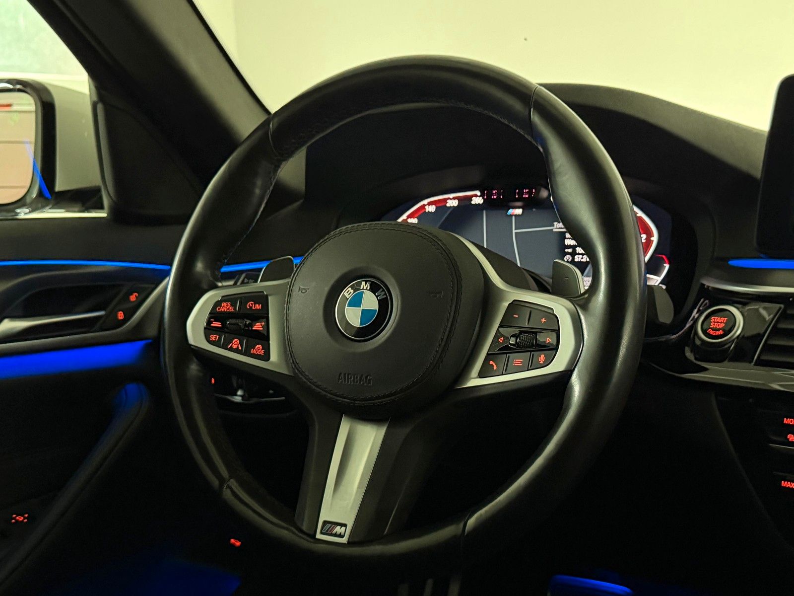 Fahrzeugabbildung BMW 530 d xDrive M SPORT/LASER/HuD/eGSD/FACELIFT