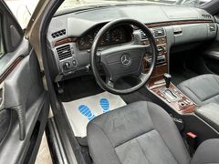 Fahrzeugabbildung Mercedes-Benz E 230 Elegance / Automatik Schiebedach Tempomat