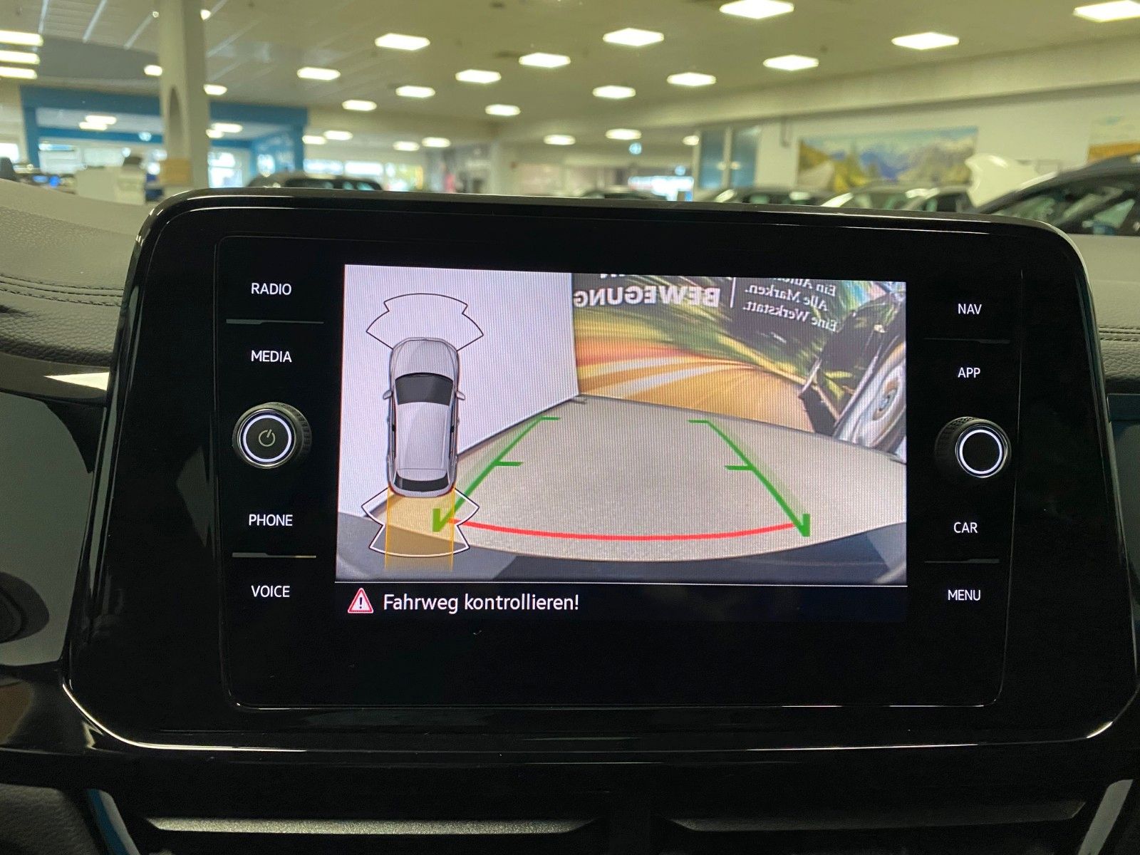 Fahrzeugabbildung Volkswagen T-Roc 1.5 TSI DSG+STYLE+PANORAMA+19"+ACC+MATRIX+