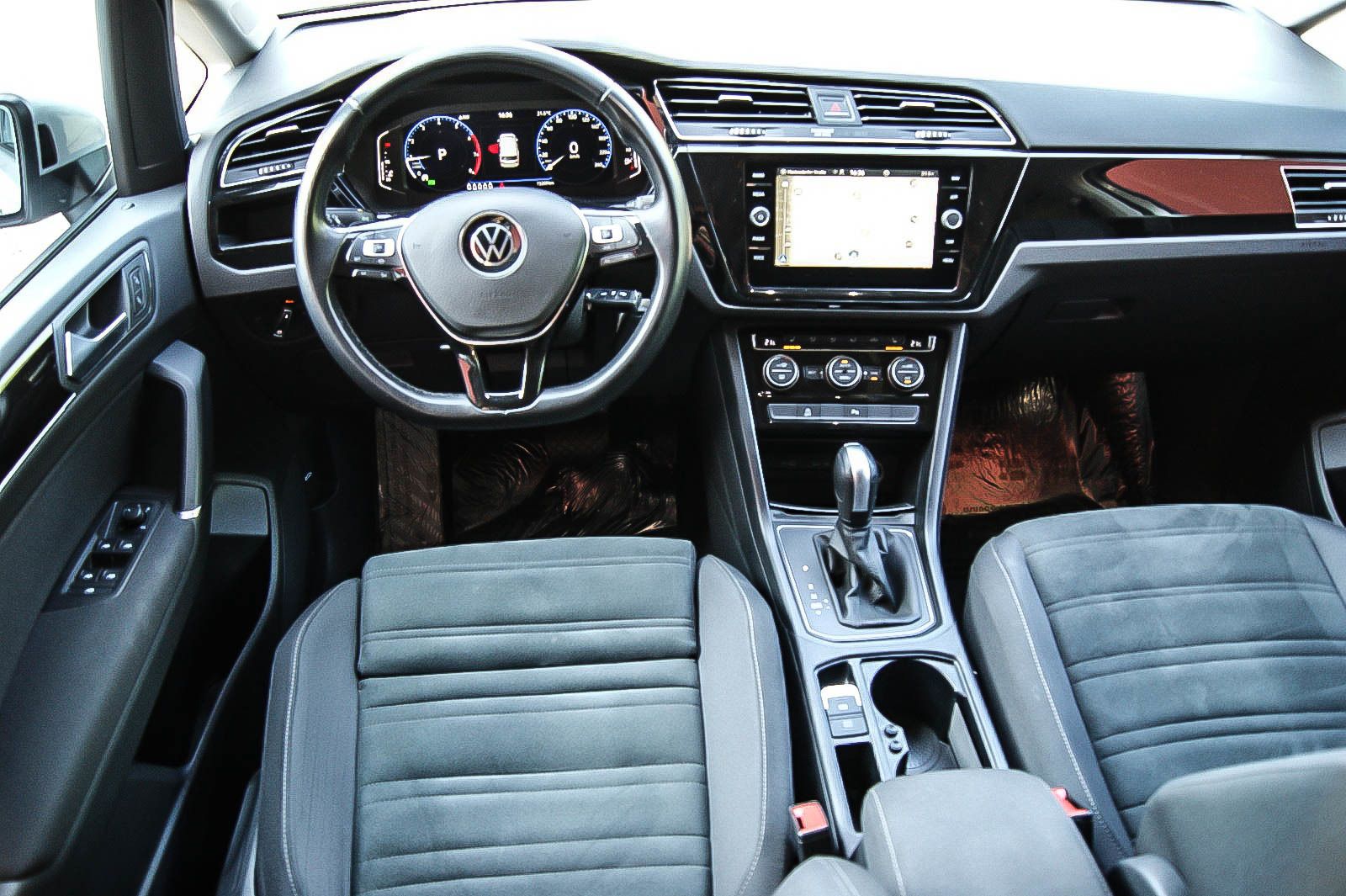 Fahrzeugabbildung Volkswagen Touran 15TSI Comfort DSG 7-SITZER VIRTUAL ANHZV