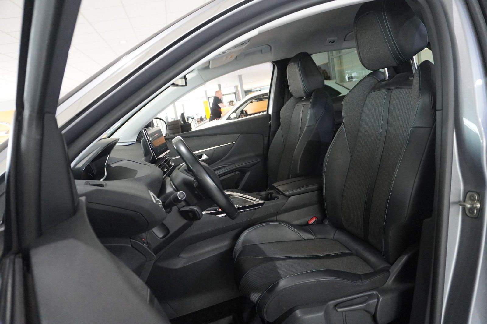 Fahrzeugabbildung Peugeot 3008 1.5D ALLURE NAVI/LED/KAMERA/SPORT/VIRTU/AHK