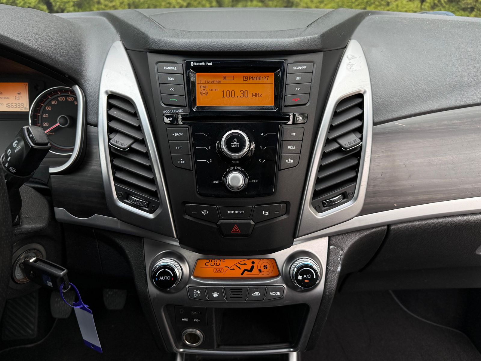 Fahrzeugabbildung Ssangyong Korando 2.0 TD Crystal 4x2 SHZ+TEMP+MFL+AHK+TÜV