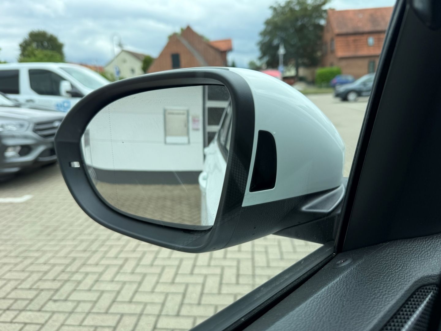 Fahrzeugabbildung Volkswagen T-Cross 1.0 TSI 70 kW Life LED ACC Apple CarPlay