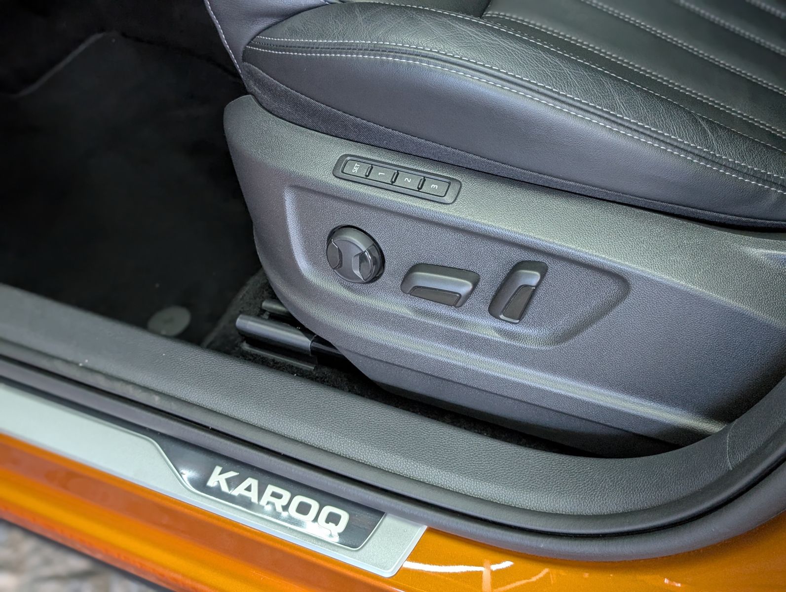 Fahrzeugabbildung SKODA Karoq Sportline 4x4 2.0 TSI PANO AHK StHz VOLL