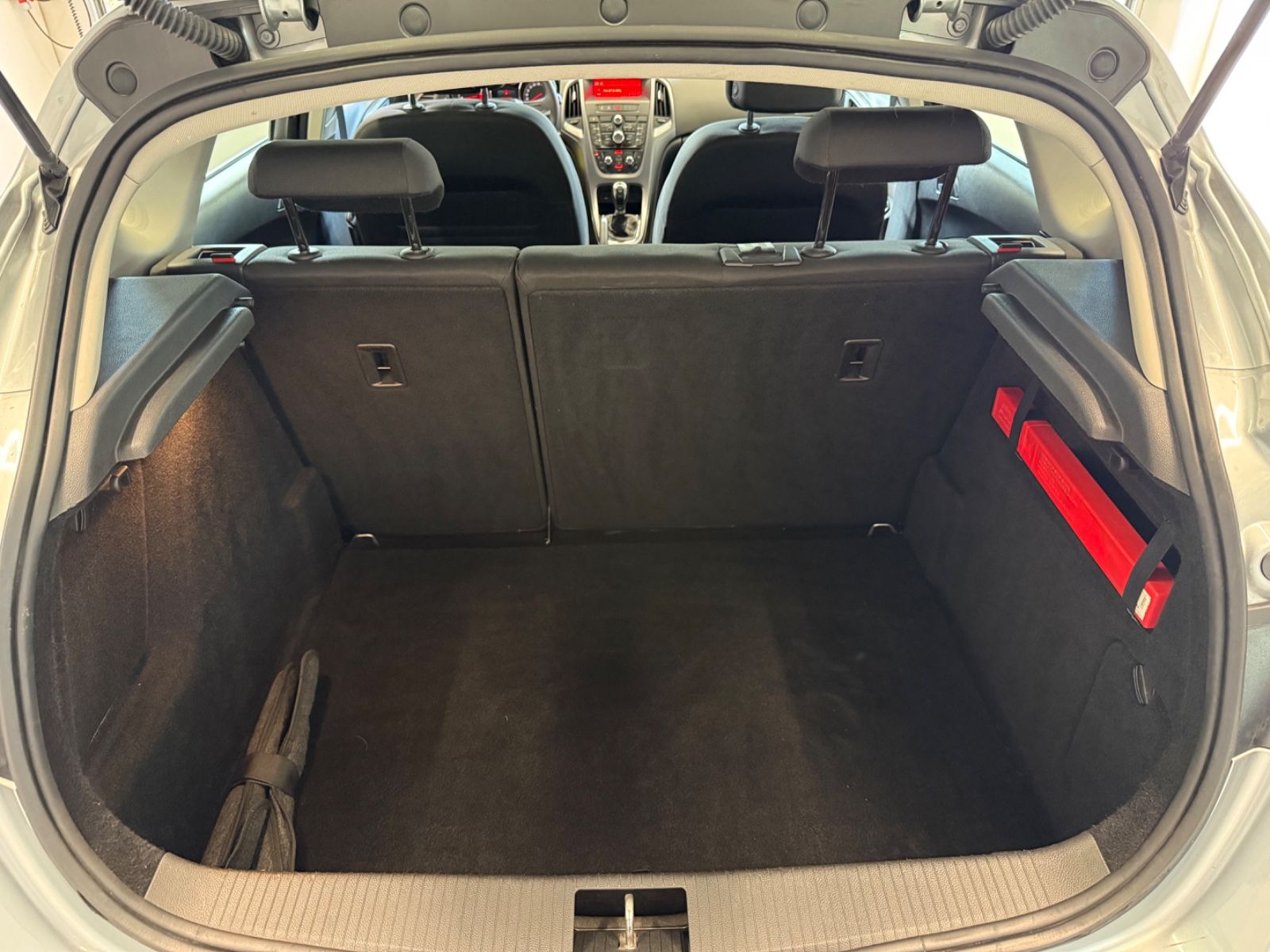 Fahrzeugabbildung Opel Astra J Lim. 5-trg. Selection, Klima,