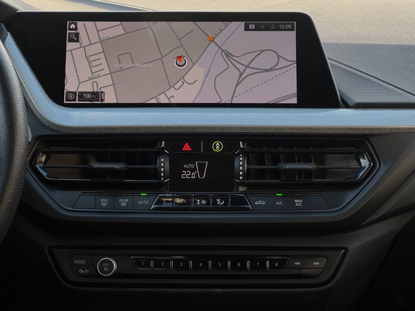 Fahrzeugabbildung BMW 118i F40 Advantage LCProf Navi Temp PDC LED DAB