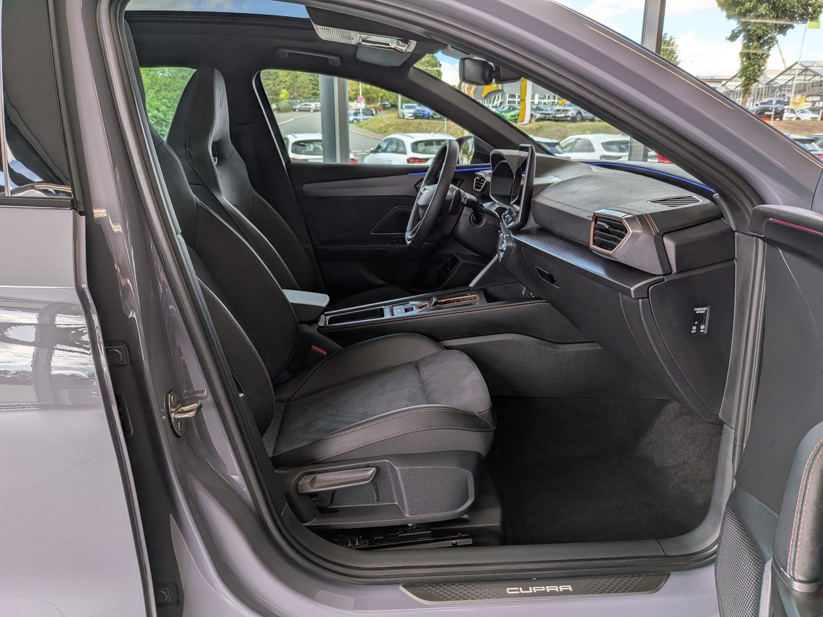 Fahrzeugabbildung CUPRA Leon 1.5 eTSI DINAMICA MATRIX ACC PANO AHK 5J-Ga