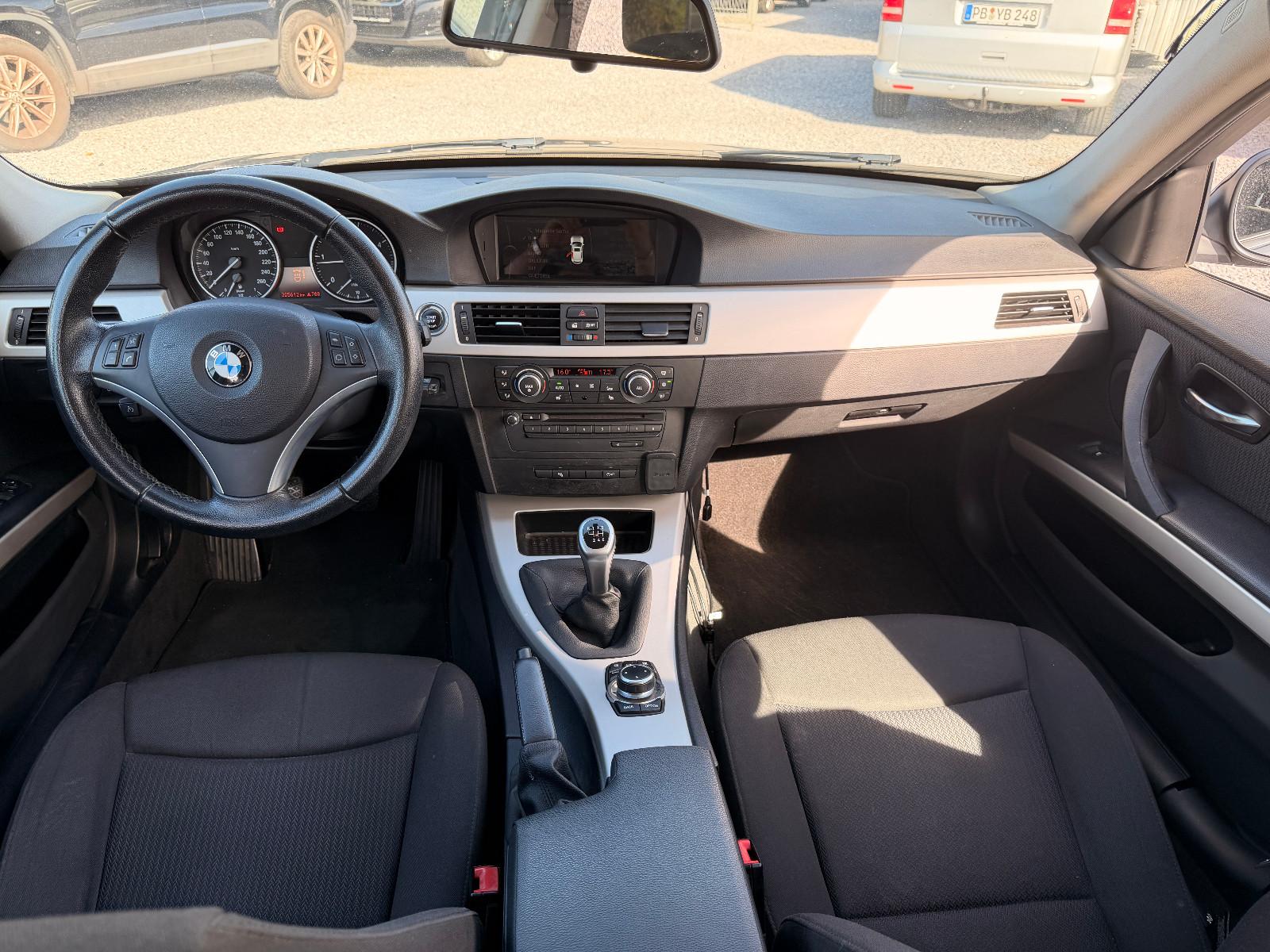 BMW 318 2011 — photo 18