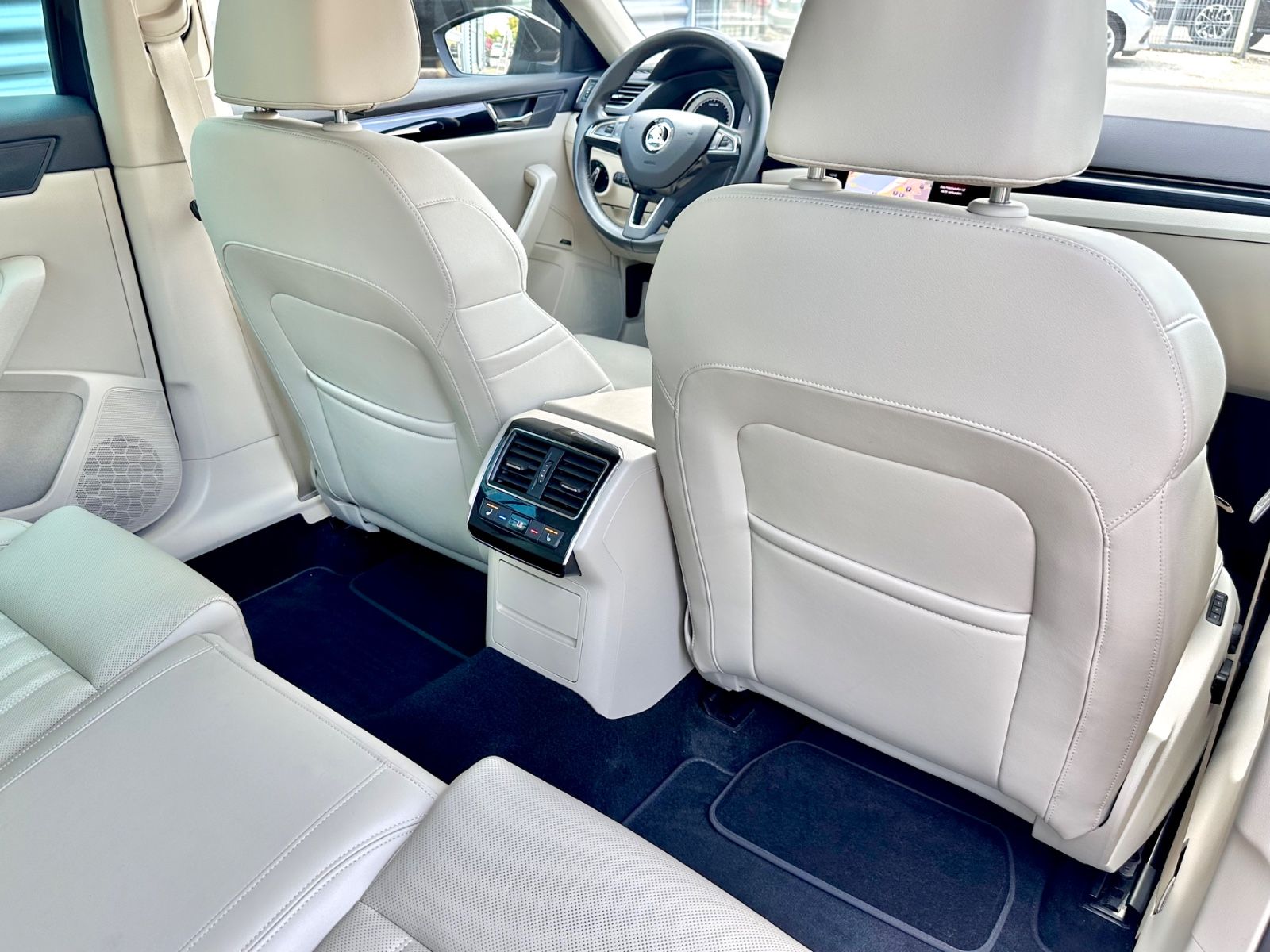 Fahrzeugabbildung SKODA SUPERB L&K 4x4*AHK+LEDER+DSG*MOD.2019*