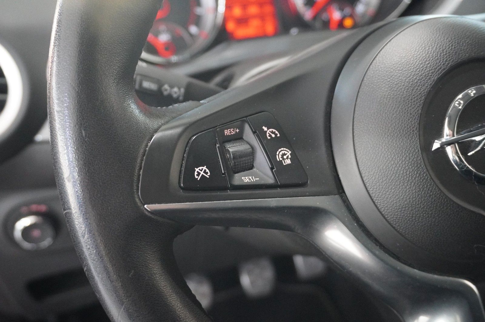 Fahrzeugabbildung Opel Adam S 1.4T SPORT NAVI/LED/SHZ/TEMP./OPC/PDC/USB