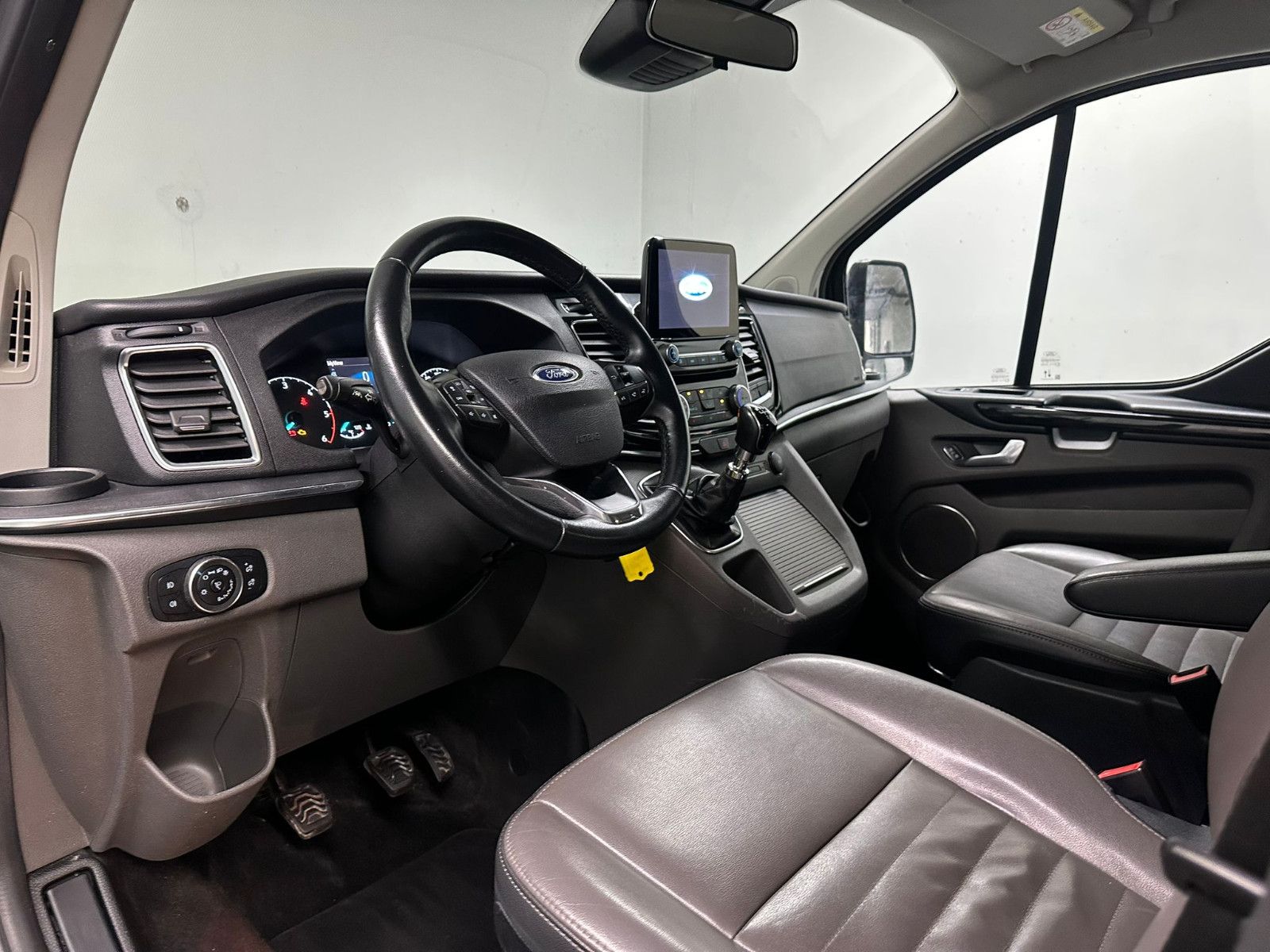 Fahrzeugabbildung Ford Tourneo Custom 320 L2H1*8SITZE*AHK*ACC*SPURH*