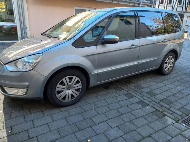 Ford Galaxy 7 sitzt