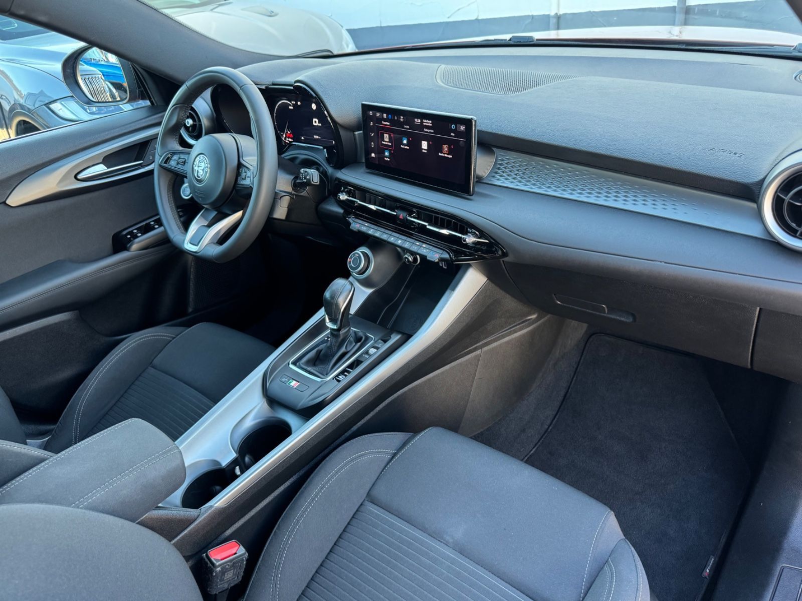 Fahrzeugabbildung Alfa Romeo Tonale Super/LED/CarPlay/PDC/Tempomat/KlimaAuto/
