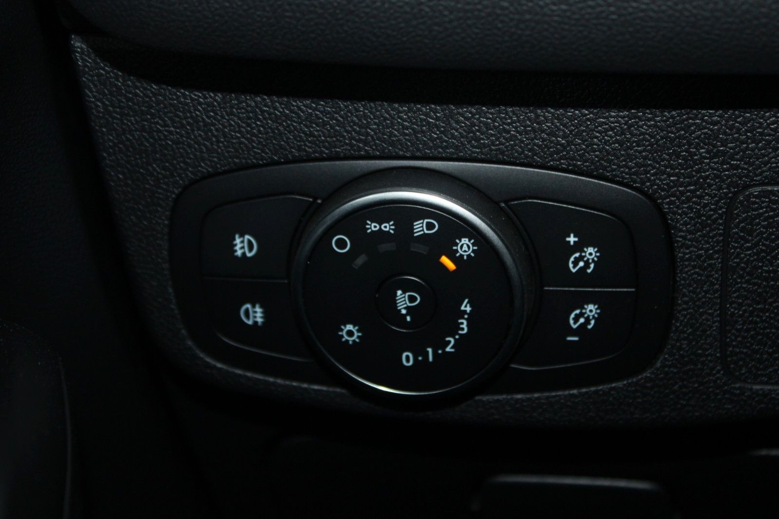 Fahrzeugabbildung Ford Focus 1,5 EB ST-Line Pano HUD LED ACC CAM Winter