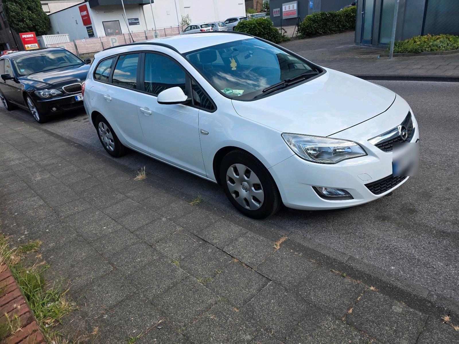 Opel Astra 2011 — interior