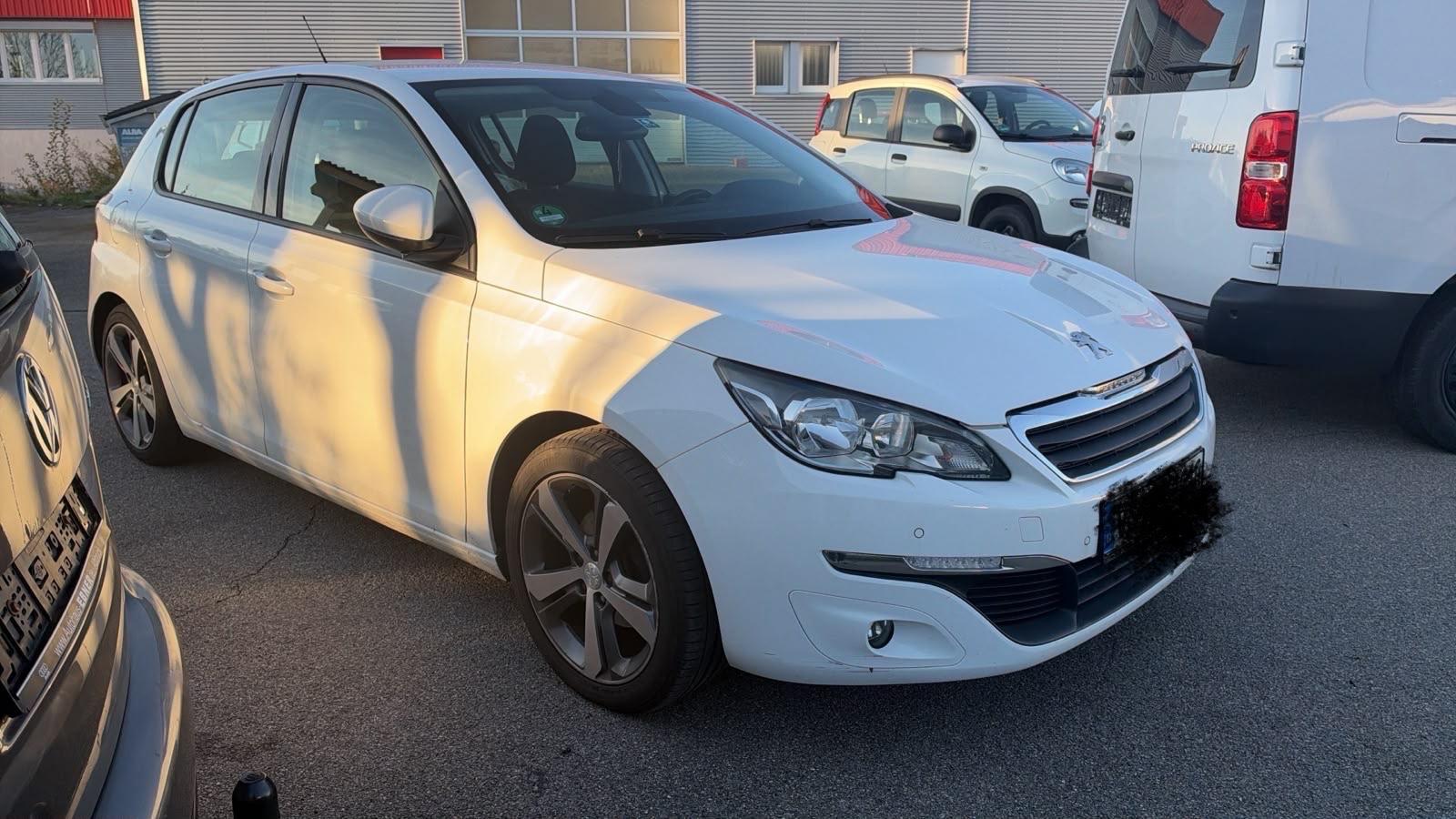 Peugeot 308 2014 — rear view