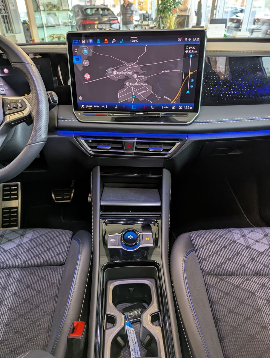 Fahrzeugabbildung Volkswagen Tiguan 2.0TDI R-Line 4M Pano Black Matrix AHK 20