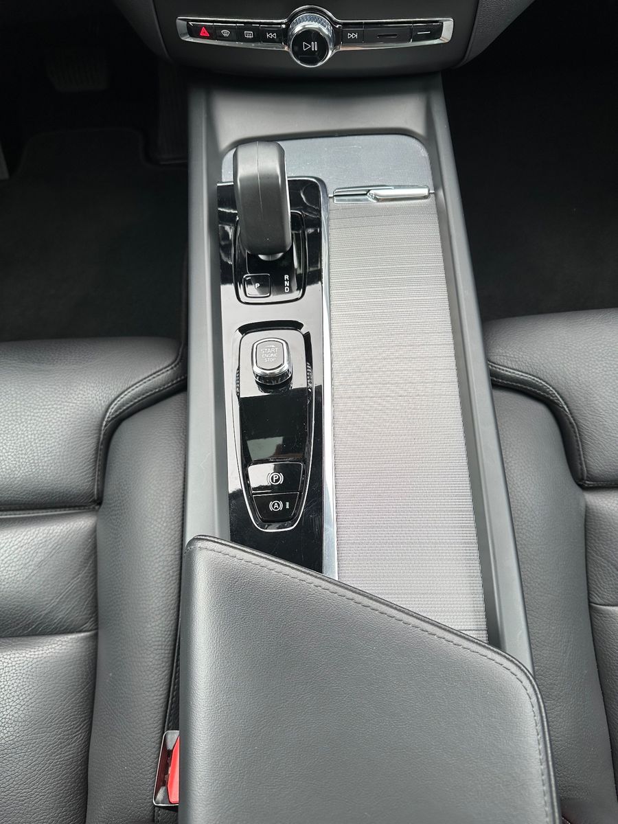 Fahrzeugabbildung Volvo XC60 B5 B AWD Ultimate Dark LED+PANO+AHK+STHZ
