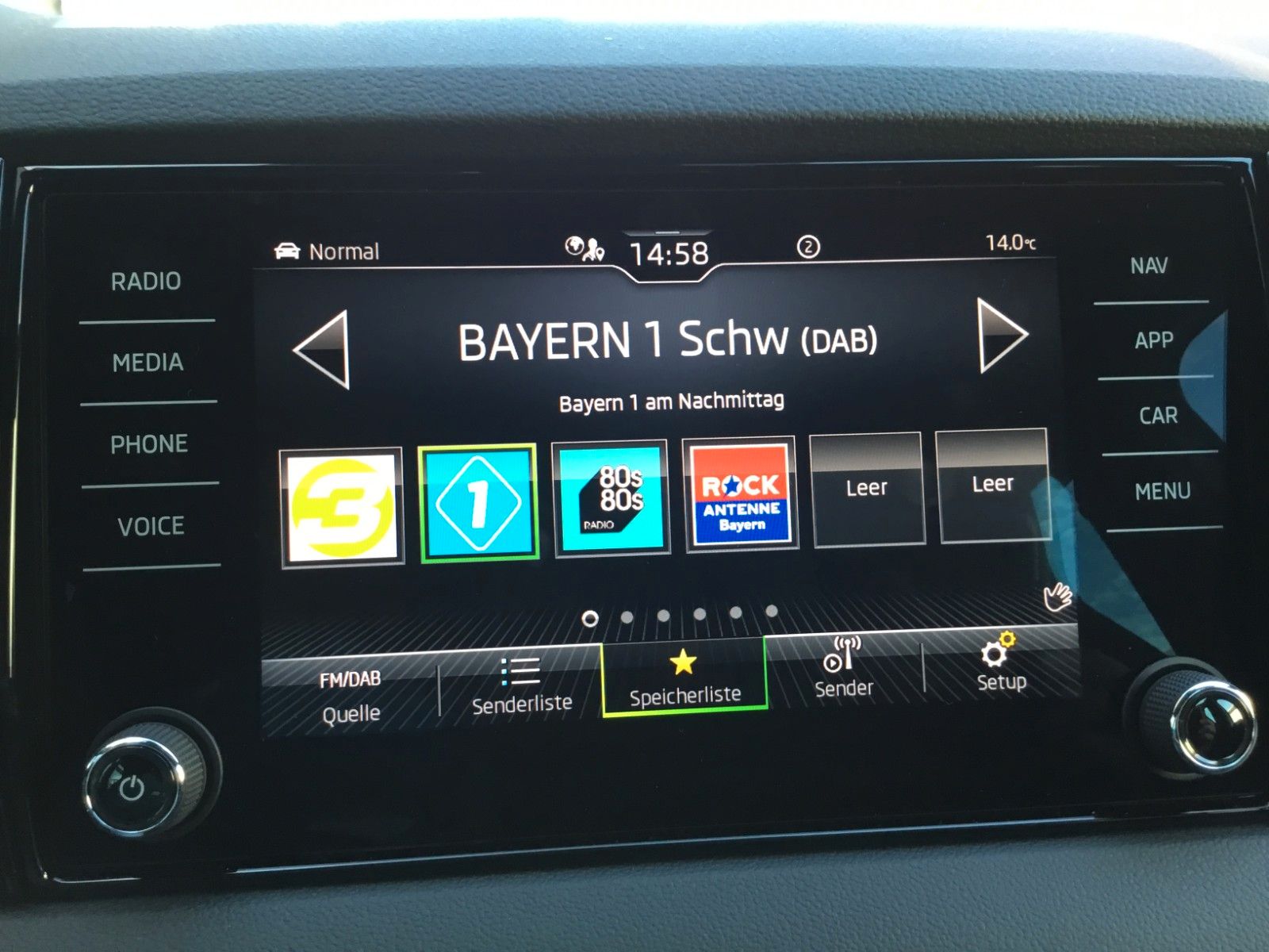 Fahrzeugabbildung SKODA Karoq 2.0l TSI DSG 4x4 Sportline+Pano+Standheizu