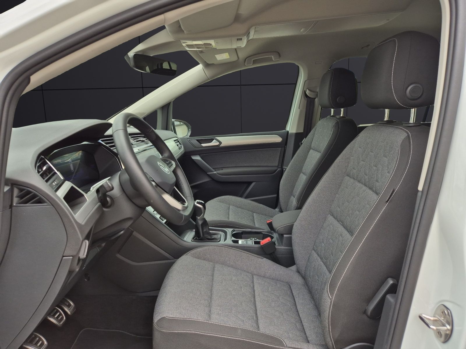 Fahrzeugabbildung Volkswagen Touran TSI Move 7-Si AHK Navi AID ACC PDC SH LM