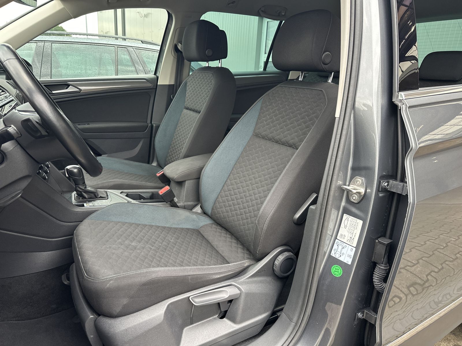 Fahrzeugabbildung Volkswagen Tiguan 2.0 TDI DSG IQ.DRIVE NAV+LED+AHK+HUD+KAM