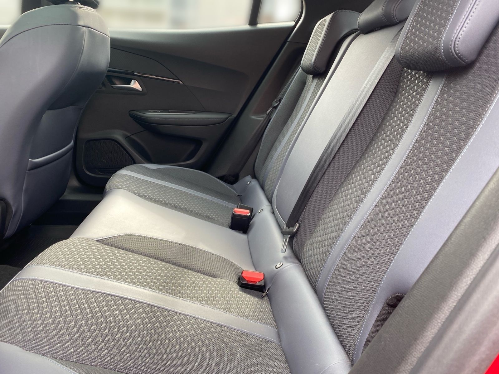 Fahrzeugabbildung Peugeot 2008 1.2 PureTech 130 Allure *ePano*360'*GJR*Alu