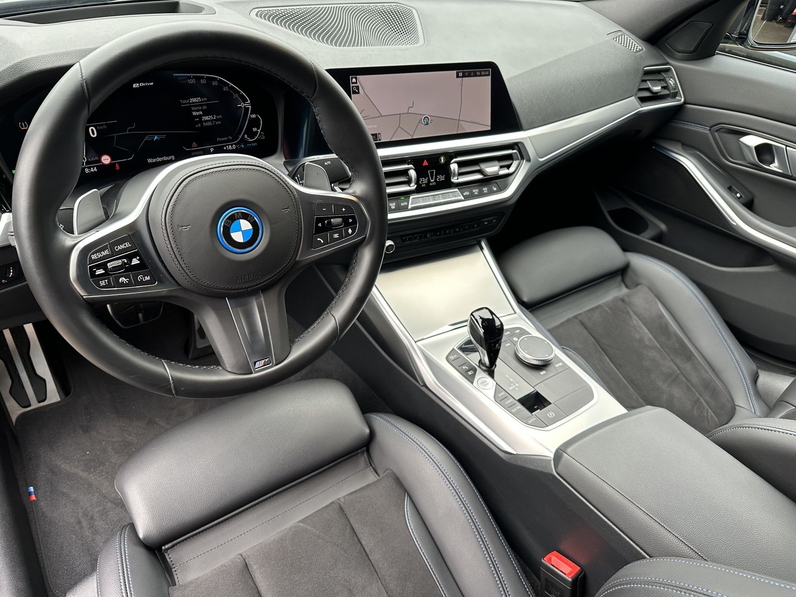 Fahrzeugabbildung BMW 330e M-Sport NAV+LASER+ACC+HEAD-UP+KAMERA+19ZOLL