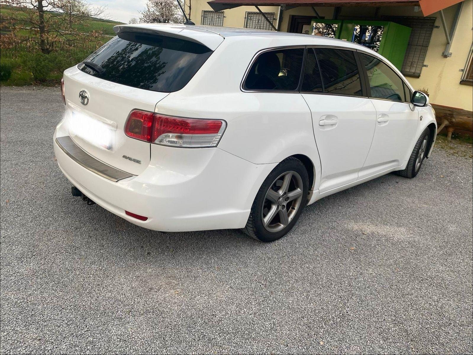 Toyota Avensis 2011 — engine 150 HP (110kW)