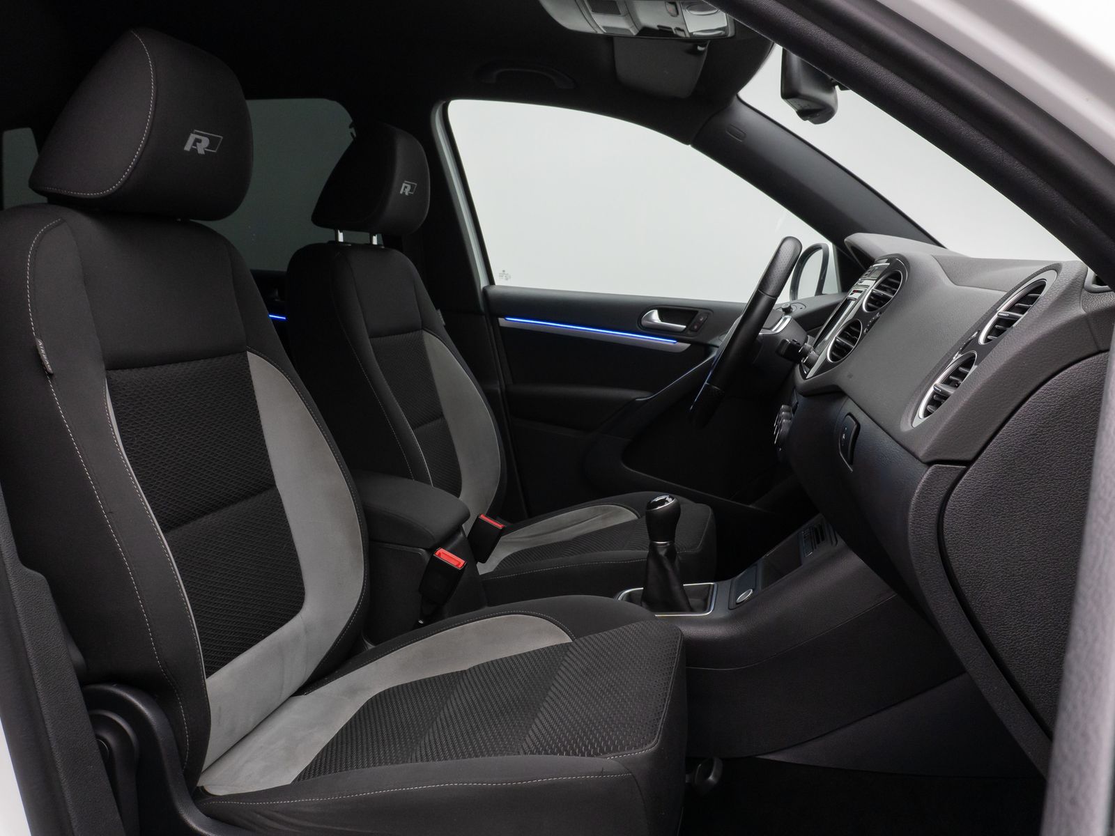 Fahrzeugabbildung Volkswagen Tiguan R-Line Xenon DAB Sitzhzg. AHK 8FACH