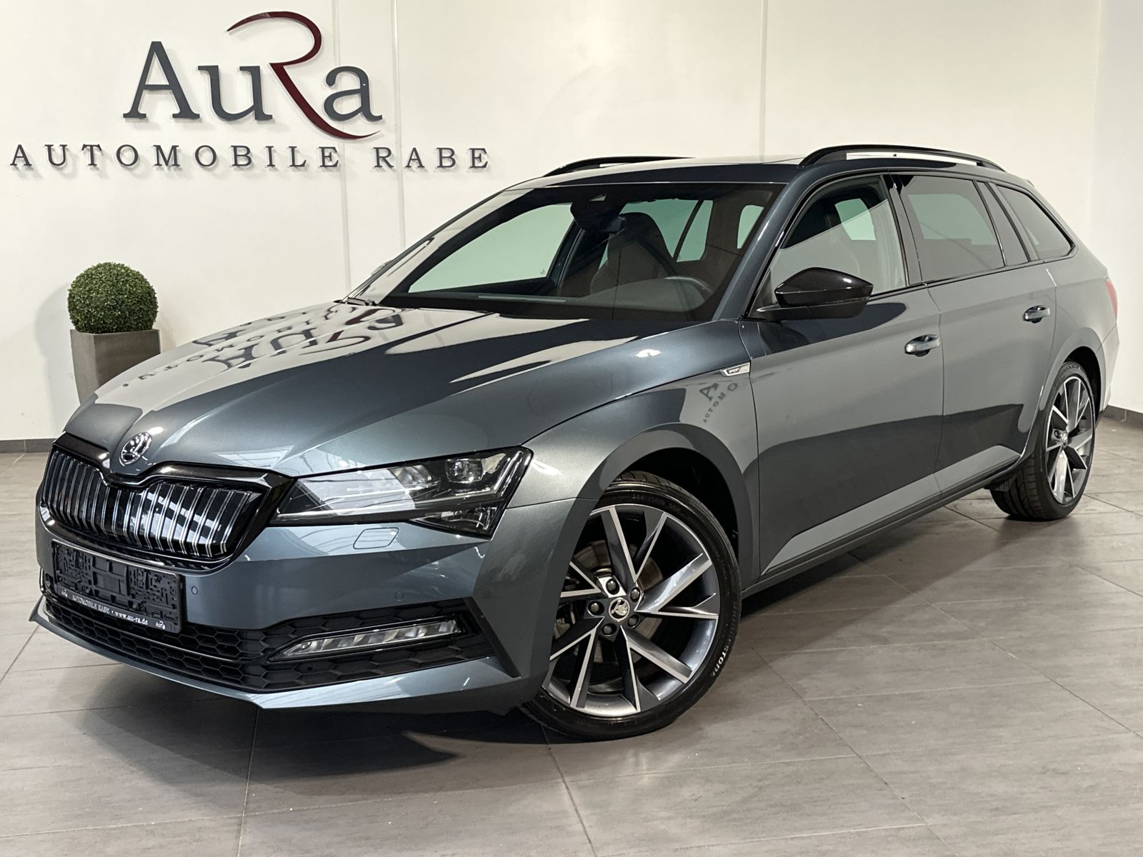 Fahrzeugabbildung SKODA Superb Combi iV Sportline NAV+LED+PANO+VC+19ZOLL