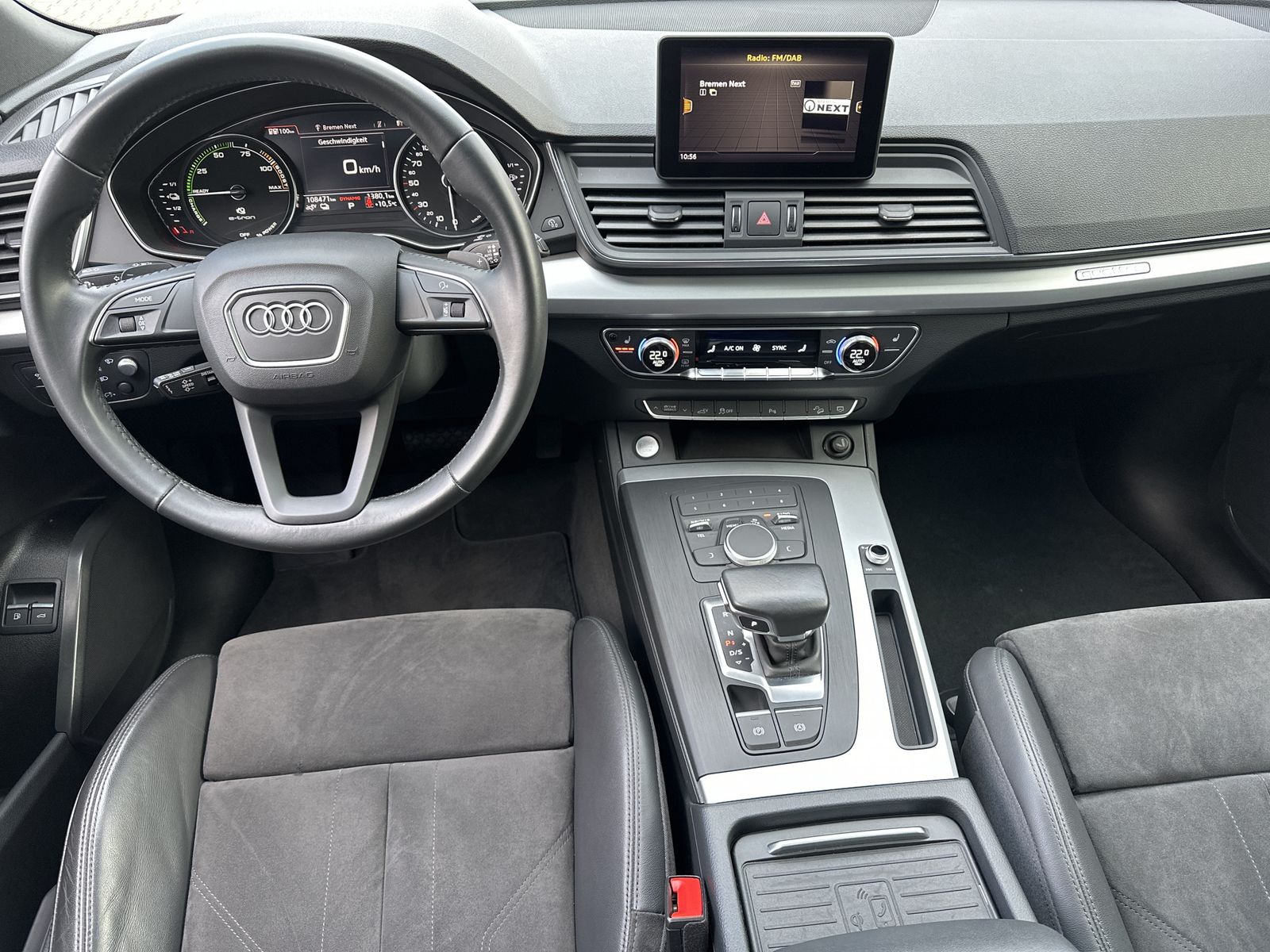 Fahrzeugabbildung Audi Q5 50 TFSIe Qu S-Line NAV+XEN+PANO+KAM+20ZO+DAB