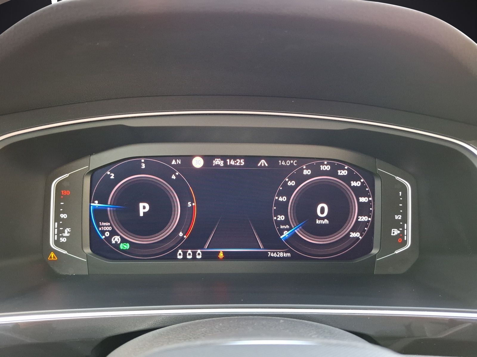 Fahrzeugabbildung Volkswagen Tiguan TDI Elegance 4M STH Matrix AHK Navi AID A