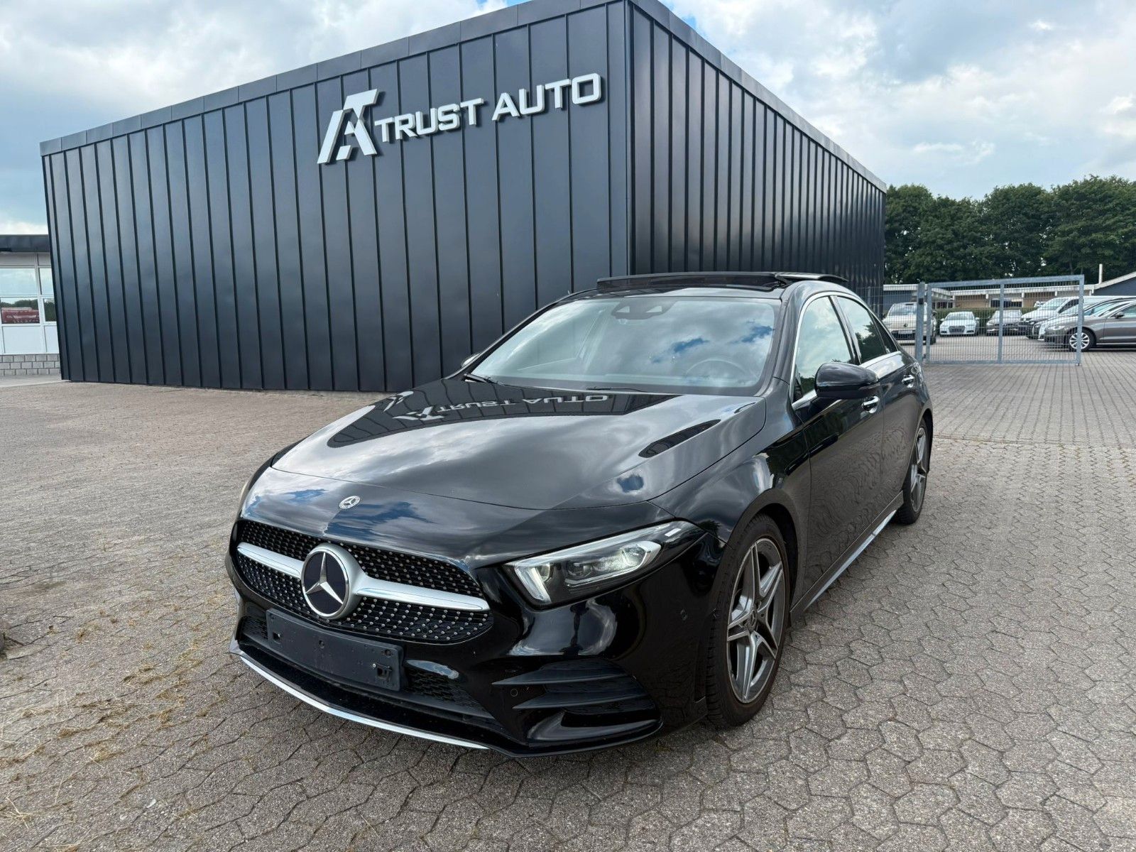 MERCEDES-BENZ A 180 D Limousine AMG, VOLL. PANO