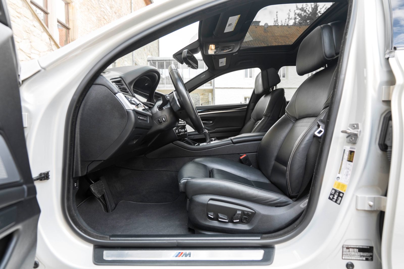Fahrzeugabbildung BMW 550IX M-SPORTPAKET HUD B&O ACC HUD KAM TOTW