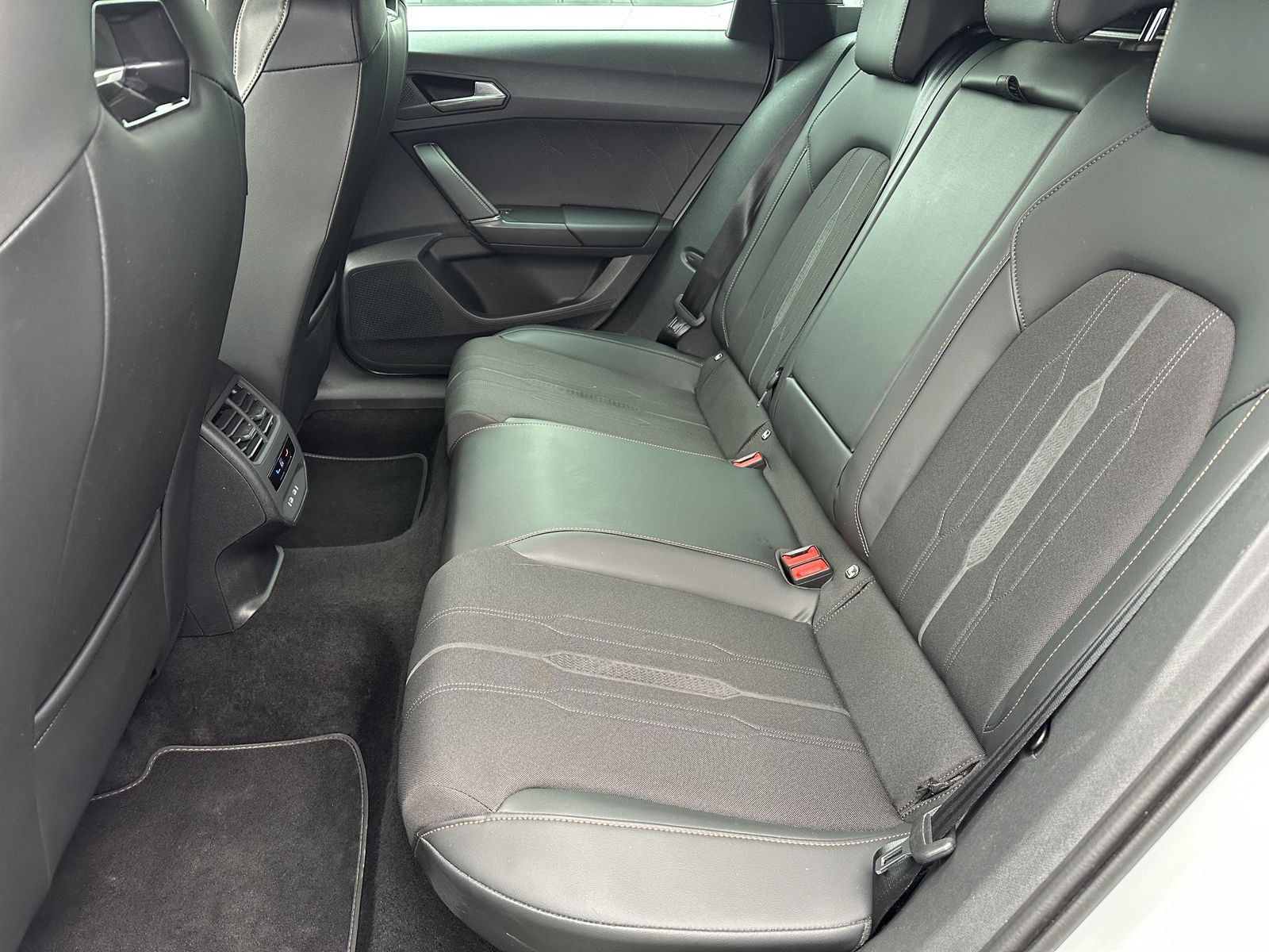 Fahrzeugabbildung CUPRA Leon SpT VZ e-Hybrid NAV+LED+AHK+KESSY+VISIONPL