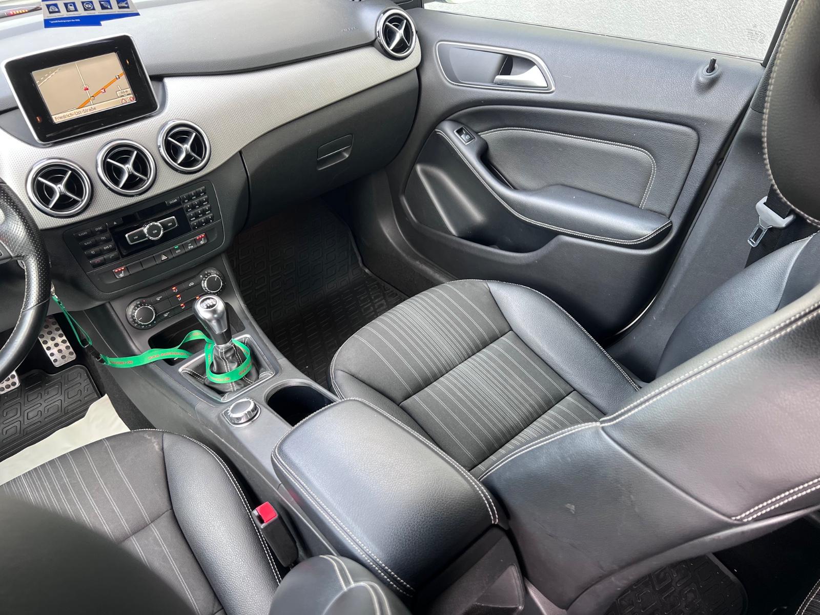 Mercedes-Benz B180 2011 — photo 14