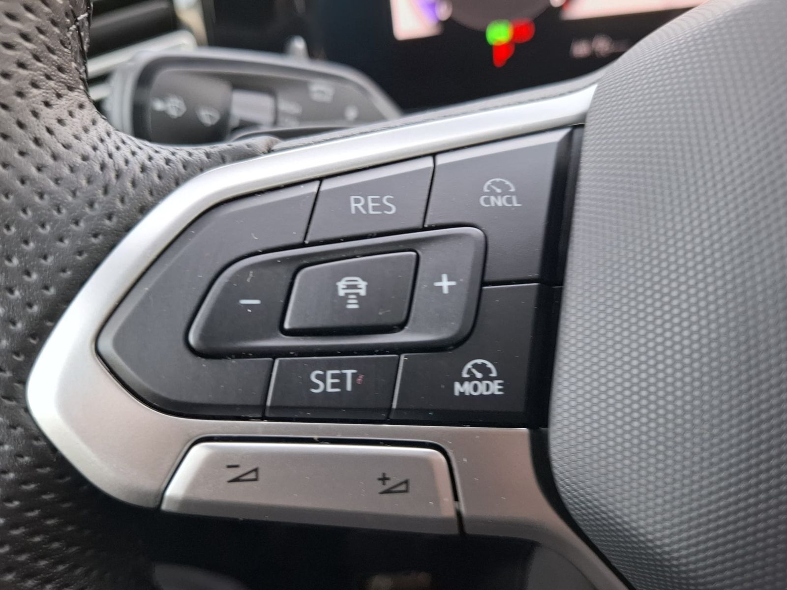Fahrzeugabbildung Volkswagen Tiguan 2.0 TDI R-Line 4M Pano*Black*Matrix*AHK