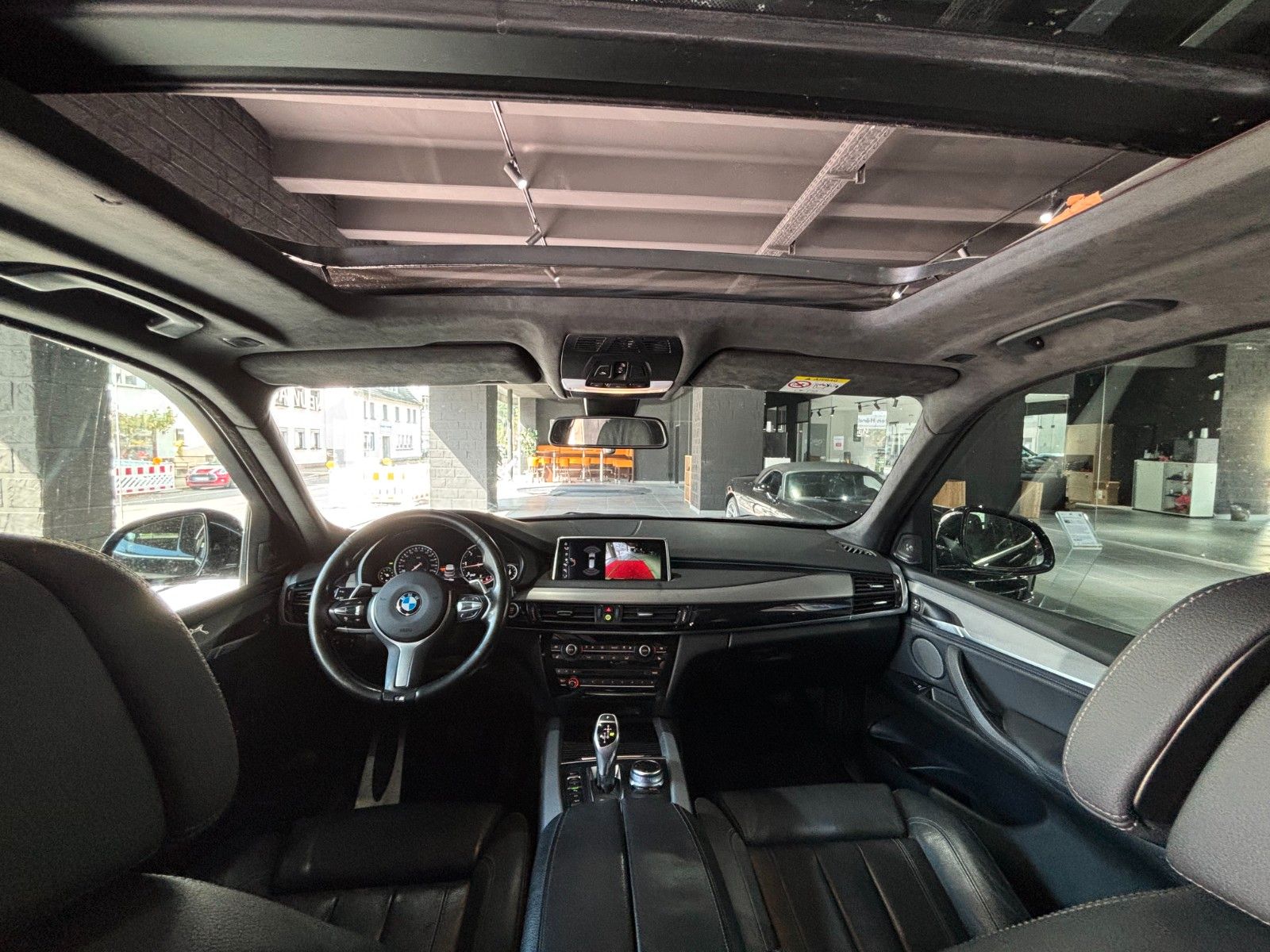 Fahrzeugabbildung BMW X5 xDrive40d *M-Paket*HUD*Pano*Harman-Kardon*KAM