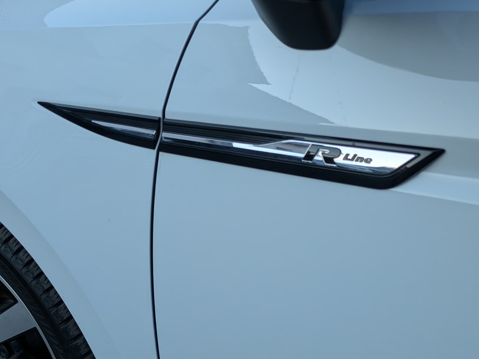 Fahrzeugabbildung Volkswagen Touran 2.0 DSG R-Line High BLACK Pano*7Si*IQ*AHK