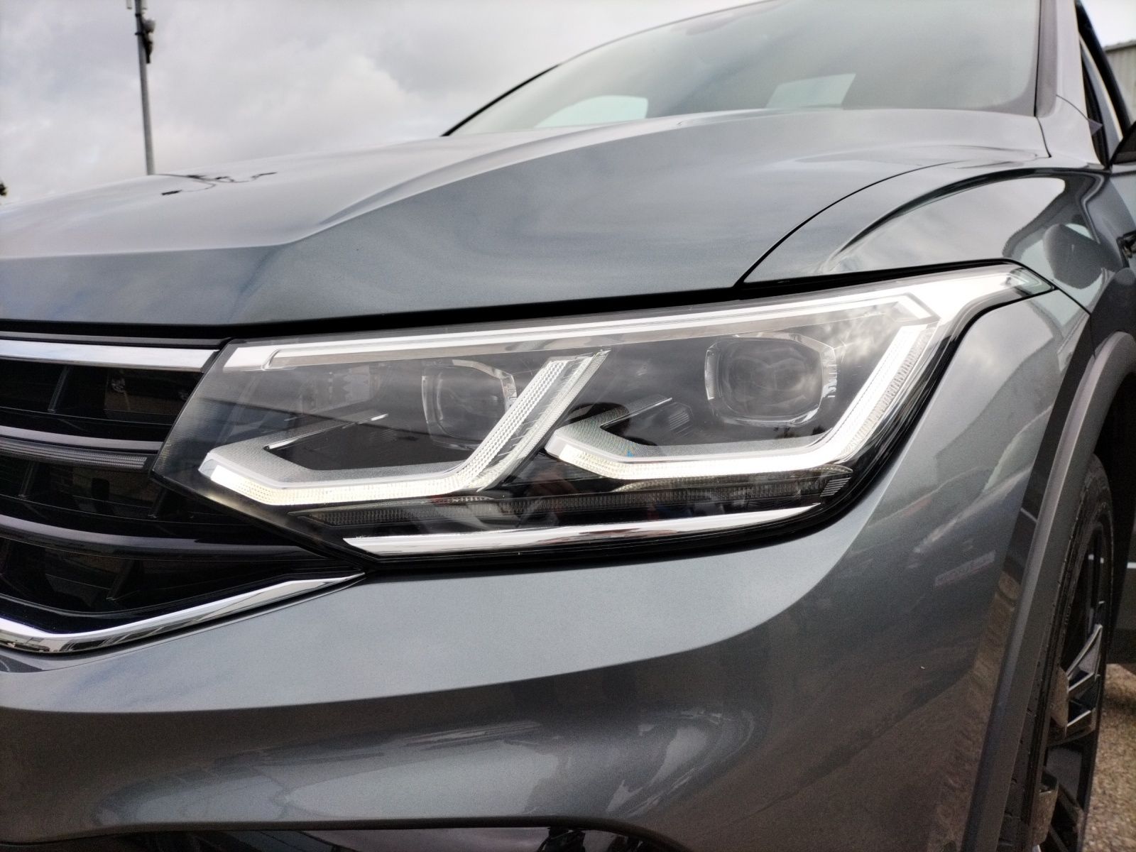 Fahrzeugabbildung Volkswagen Tiguan Allspace R-Line TDI 4M Matrix STHZG AHK H