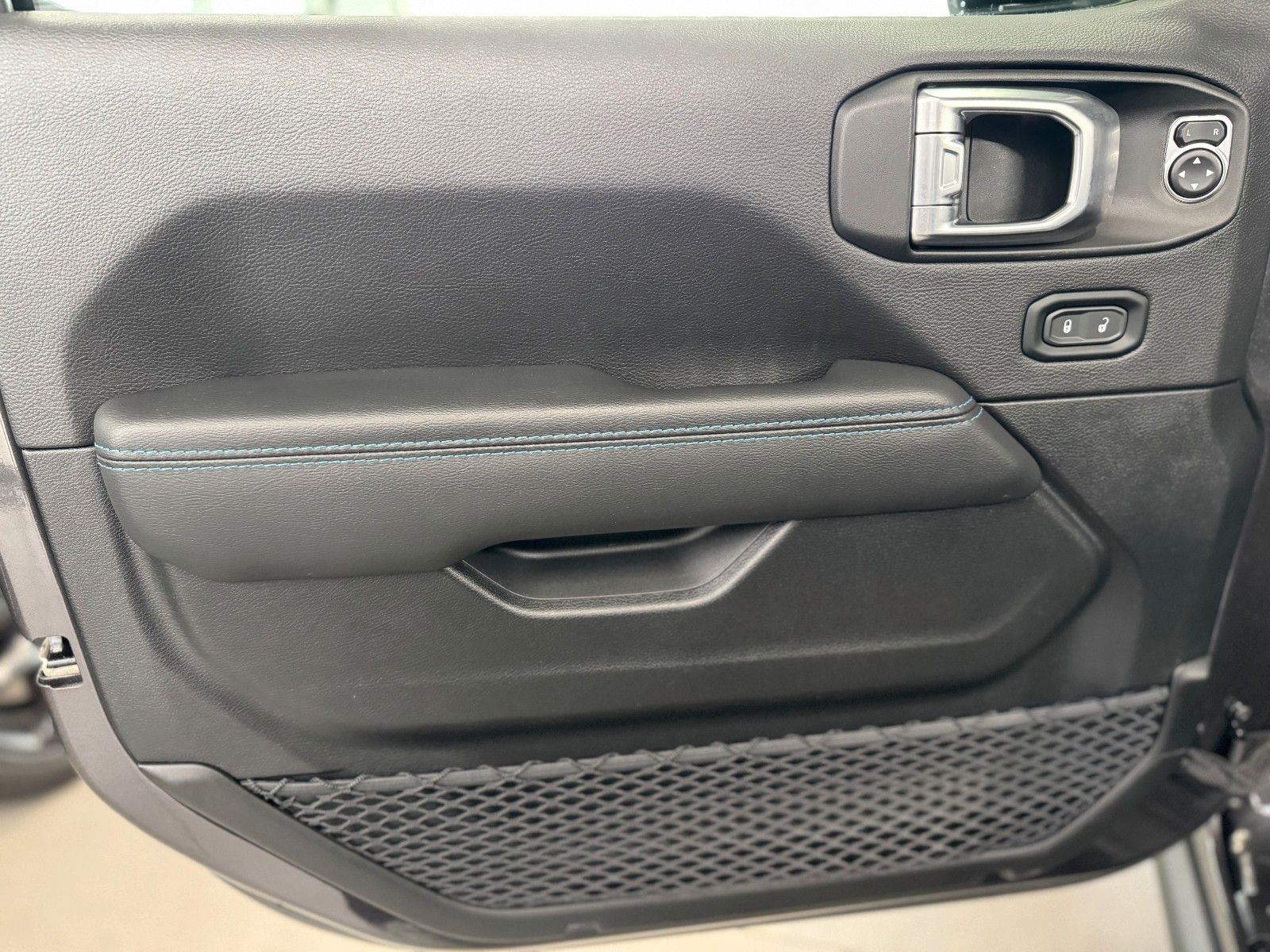 Fahrzeugabbildung Jeep Wrangler Unlimited 2.0 4xe Rubicon "DUAL-TOP"