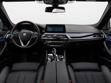 Fahrzeugabbildung BMW 520d xD Tour Sport Line Pano H/K Exklusiv Paket