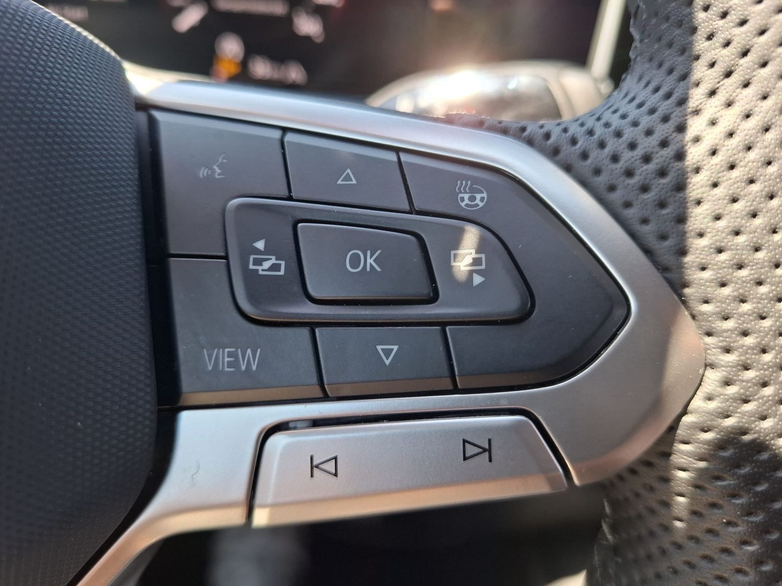 Fahrzeugabbildung Volkswagen Tayron 2.0 TDI 4M R-Line 7S*LEDER*PANO*HUD*AHK