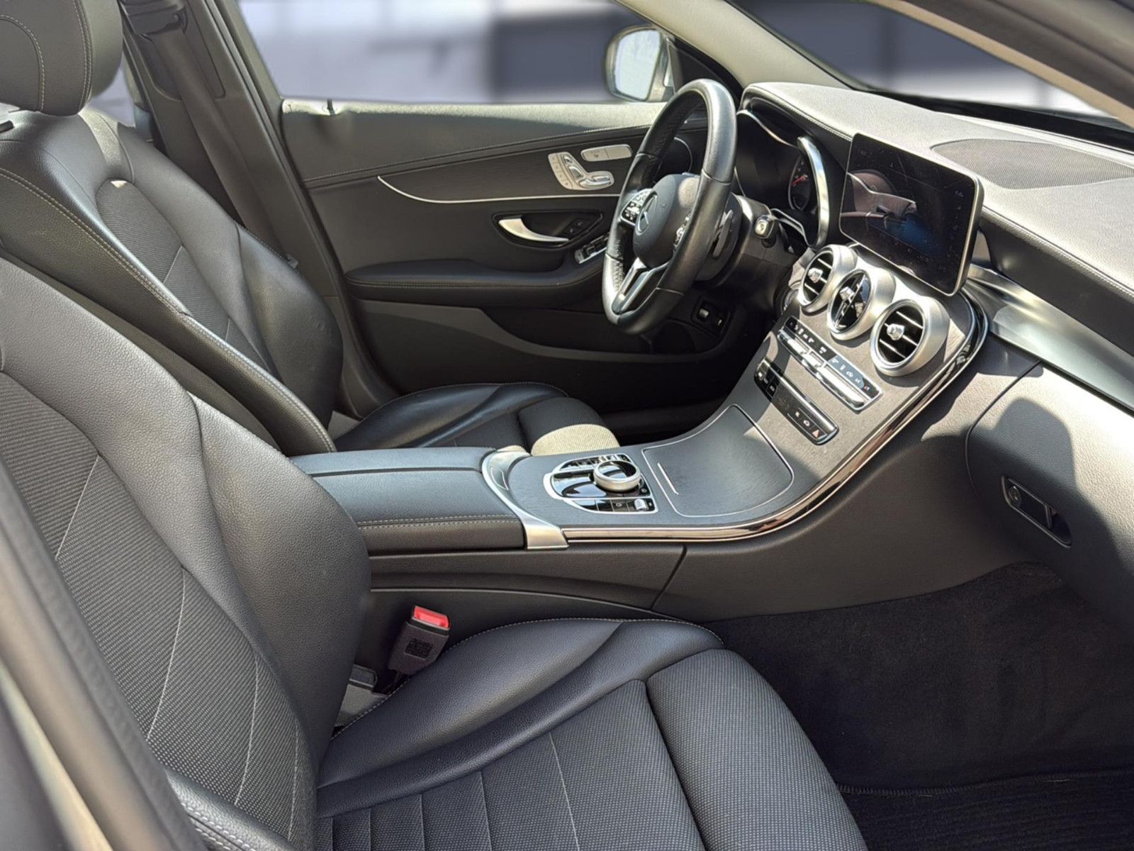 Fahrzeugabbildung Mercedes-Benz C 300 e T-Modell / unfallfrei/ AMG Line