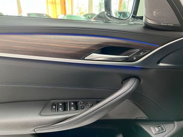 Fahrzeugabbildung BMW 540dxD M Sport ACC SoftClose H/K DAB HUD Komfort
